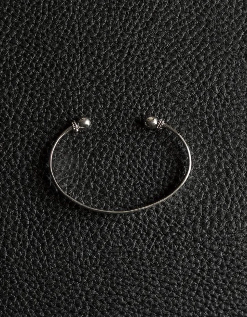 NOIR KALA Bracelet Open Dots