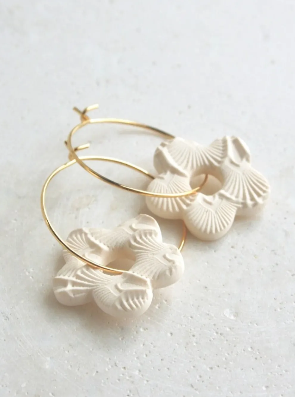 BOUCLE D'OR Flower Hoop Earrings - Ivory